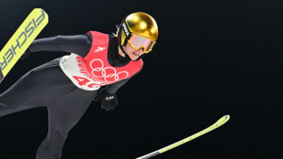 Skispringerin Althaus führt und greift nach Gold
