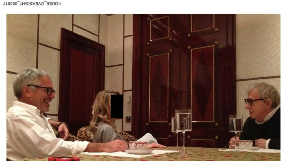 Democratas publicam fotos de Epstein com Trump, Bill Clinton e Woody Allen