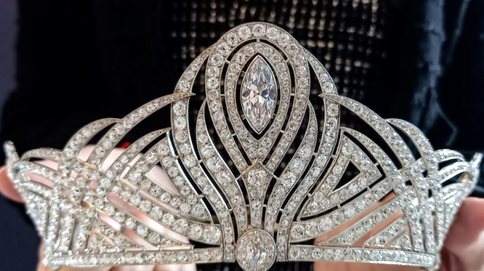 Tiara de coroação brilha em leilão de joias em Genebra