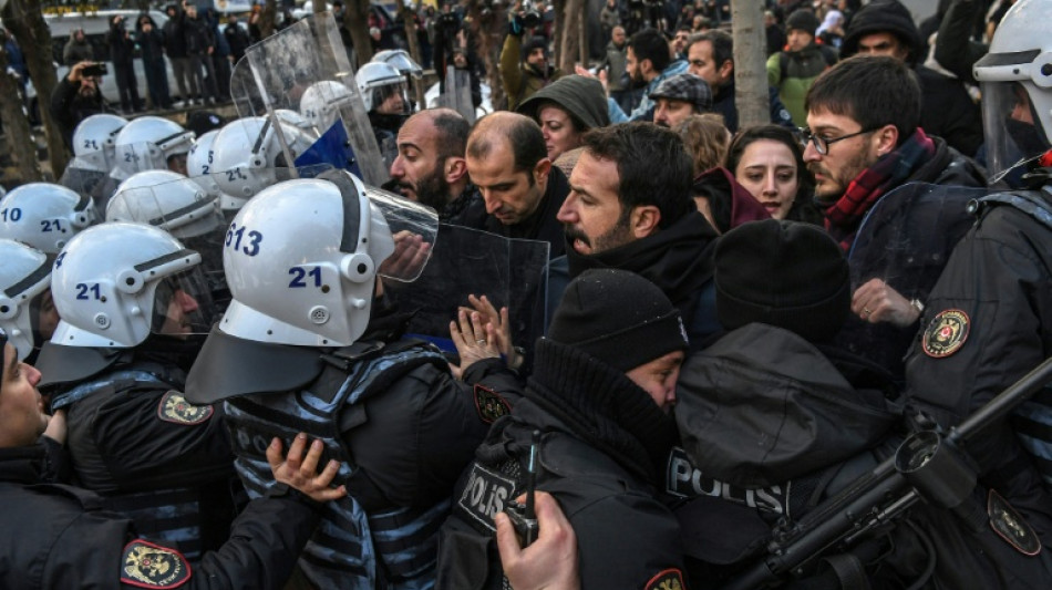 Police, pro-Kurd protesters clash at Turkey border with Syria