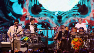 Cerim&ocirc;nia pr&eacute;-Grammy arrecada milh&otilde;es para v&iacute;timas dos inc&ecirc;ndios em Los Angeles