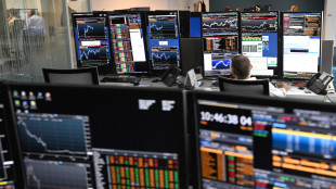 Borsa: Milano rallenta, gi&ugrave; Stellantis, corre Tim