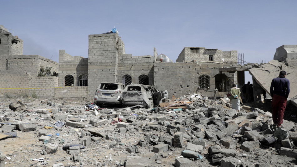 Houthi, raid di Israele sulla capitale dello Yemen