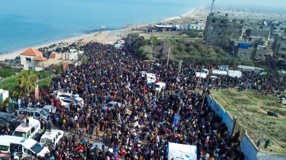 Milhares de palestinos seguem bloqueados pelo Ex&eacute;rcito israelense, sem poder retornar ao norte de Gaza