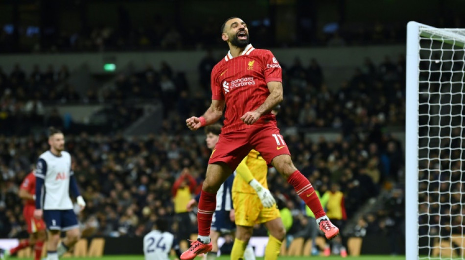 Liverpool vence, aproveita trope&ccedil;o do Chelsea e abre 7 pontos na Premier League