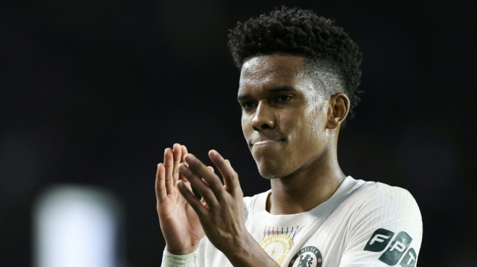 Técnico do Chelsea pede que evitem comparações entre Estêvão e Lamine Yamal