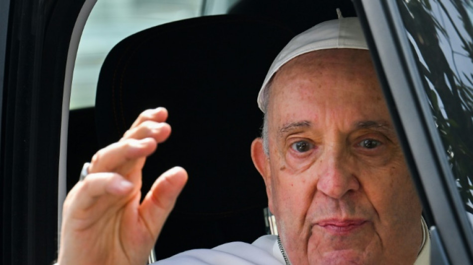 Frisch genesener Papst Franziskus feiert die Palmsonntagsmesse