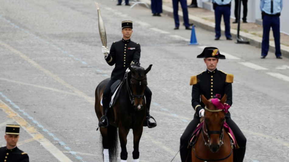 Paris recebe tocha ol&iacute;mpica em 'Dia da Bastilha', data marcada pela festa nacional da Fran&ccedil;a