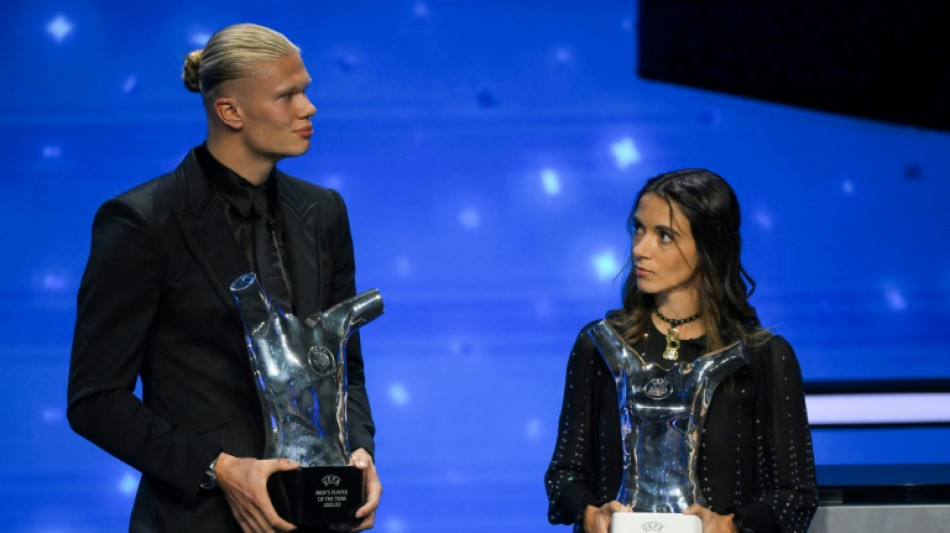 Haaland e espanhola Aitana Bonmat&iacute; recebem pr&ecirc;mios de melhores do ano da Uefa