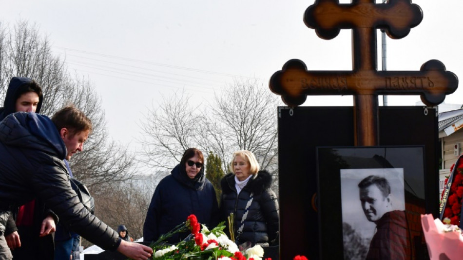 Des centaines de Russes devant la tombe de Navalny au lendemain de ses fun&eacute;railles