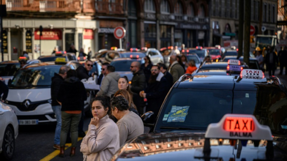 Les taxis manifestent contre le covoiturage sanitaire, le gouvernement les invite &agrave; discuter en janvier