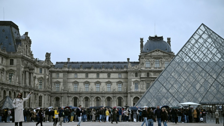 Vol des bijoux du Louvre: la traque est lanc&eacute;e, le mus&eacute;e reste ferm&eacute; lundi