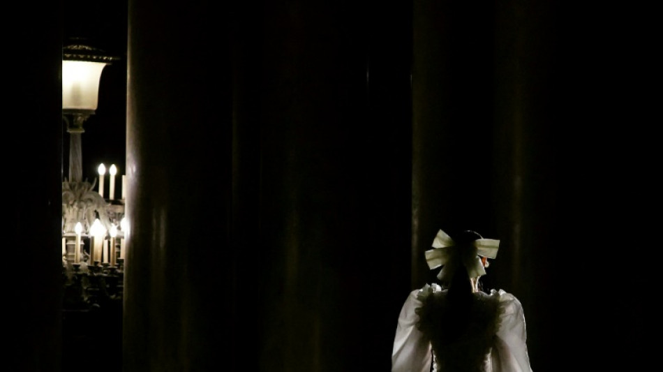 Sem dire&ccedil;&atilde;o art&iacute;stica, Chanel apela aos artes&atilde;os e Alexis Mabille ao erotismo de Dita Von Teese