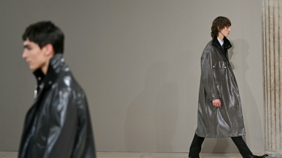 Herm&egrave;s propone una silueta urbana y gr&aacute;fica para el hombre, KidSuper un cicl&oacute;n de colores y estilos