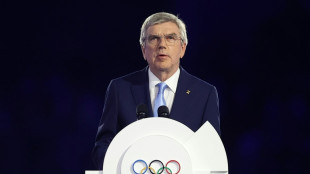 Bach diz que Paris-2024 foi 'sensacional'; Tom Cruise passa bast&atilde;o para Los Angeles-2028
