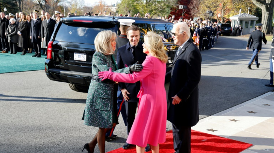 Biden re&ccedil;oit Macron avec faste et des questions commerciales sur la table