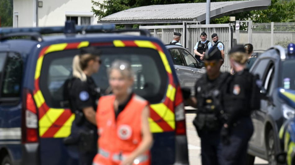 Surveillante poignard&eacute;e: Macron d&eacute;plore "un d&eacute;ferlement de violence insens&eacute;"