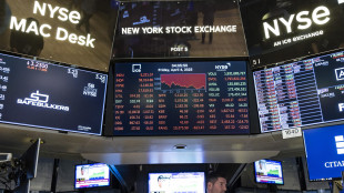 Wall Street peggiora con i dazi, Dj -1,44%, Nasdaq -1,26%