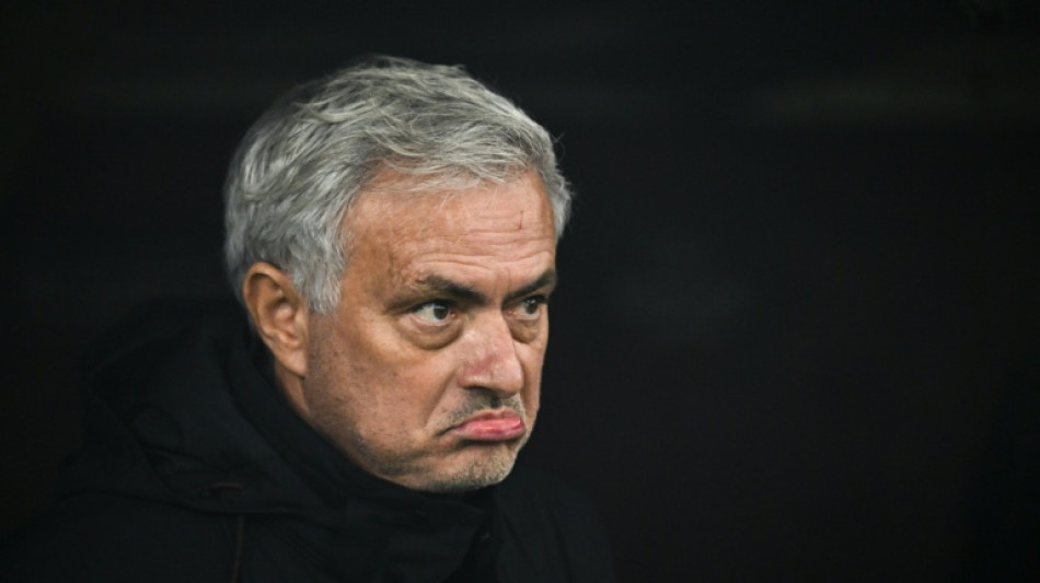 Benfica demite Bruno Lage ap&oacute;s derrota na Champions e busca contrata&ccedil;&atilde;o de Mourinho