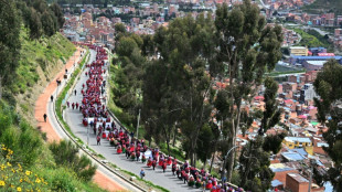Milhares de bolivianos v&atilde;o &agrave;s ruas contra escassez de d&oacute;lares e combust&iacute;vel