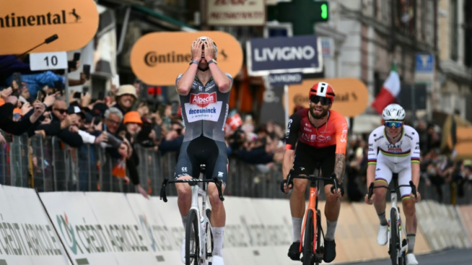 Van der Poel r&eacute;siste &agrave; Pogacar pour s'offrir son deuxi&egrave;me Milan-Sanremo