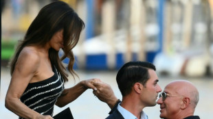 A Venise, Jeff Bezos et Lauren Sanchez s'&eacute;changent les alliances