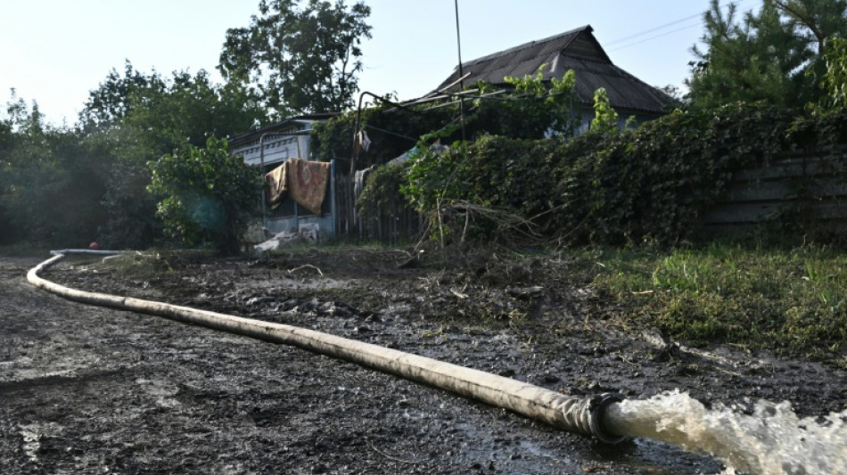Lodo y sótanos inundados en ciudad del sur de Ucrania tras ataque ruso contra represa