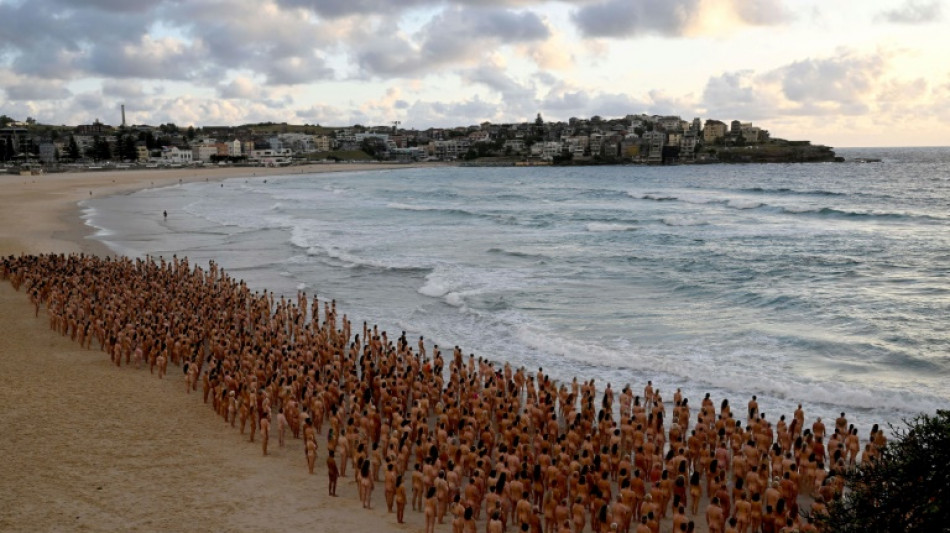Miles de personas se desnudan por arte en ic&oacute;nica playa de S&iacute;dney