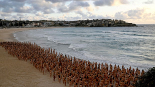 Miles de personas se desnudan por arte en ic&oacute;nica playa de S&iacute;dney