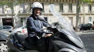 Von Ex-Präsident Hollande für heimliche Treffen genutzer Motorroller versteigert