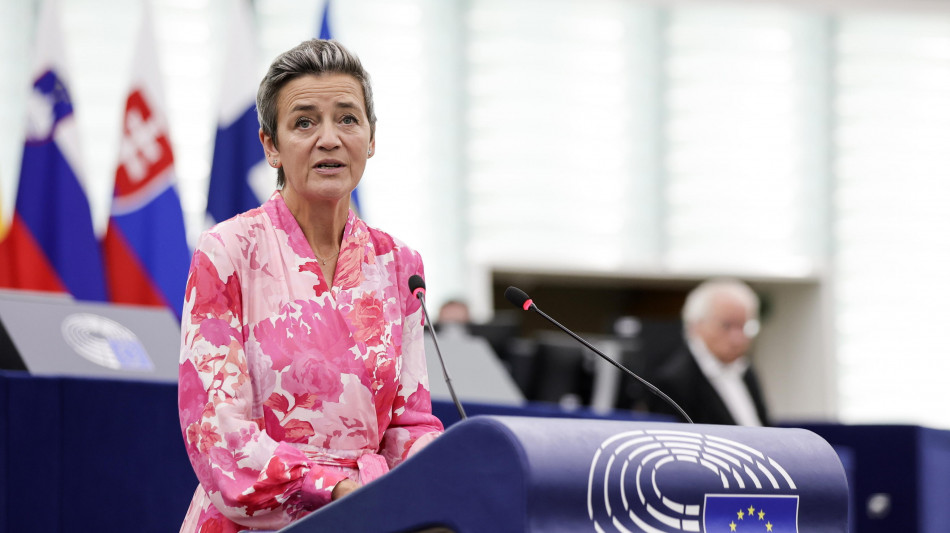 L'ex commissaria Ue Vestager si reinventa testimonial di scarpe