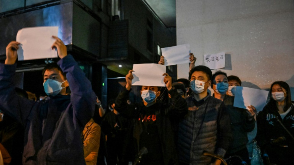 "&iexcl;Nada de tests covid, queremos comer!", gritan en una protesta los j&oacute;venes de Pek&iacute;n