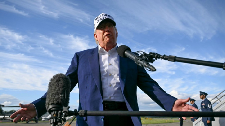 Trump adia para julho a aplica&ccedil;&atilde;o de tarifas contra UE