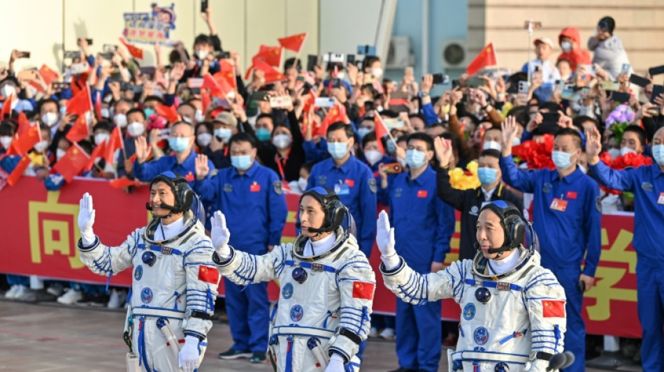 Misi&oacute;n china con primer astronauta civil llega a estaci&oacute;n espacial Tiangong