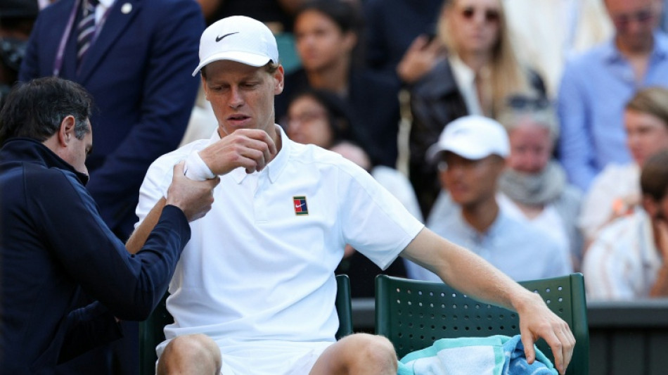Sinner cancela treino em Wimbledon ap&oacute;s les&atilde;o no cotovelo