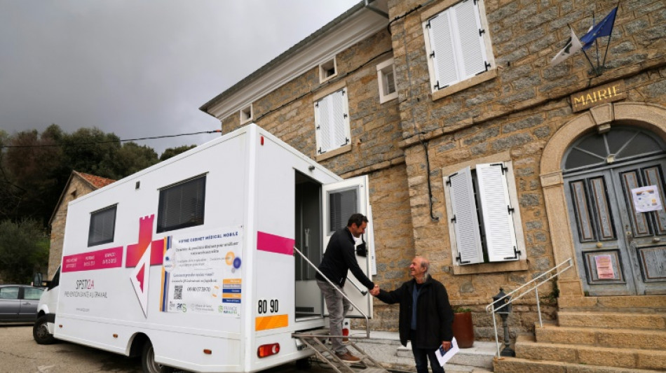 Dans un village corse, le M&eacute;dicobus vient soigner au plus pr&egrave;s