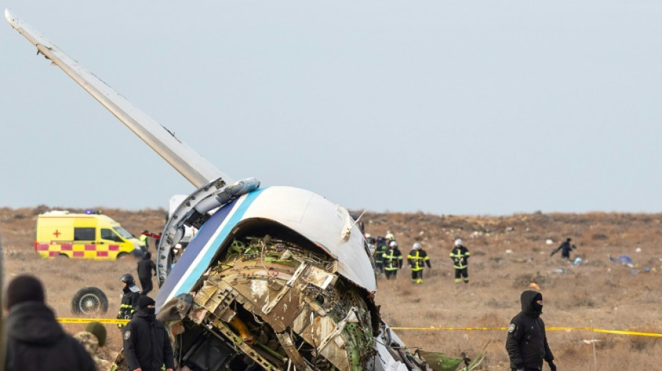 Caixas-pretas de avi&atilde;o que caiu no Cazaquist&atilde;o s&atilde;o examinadas no Brasil