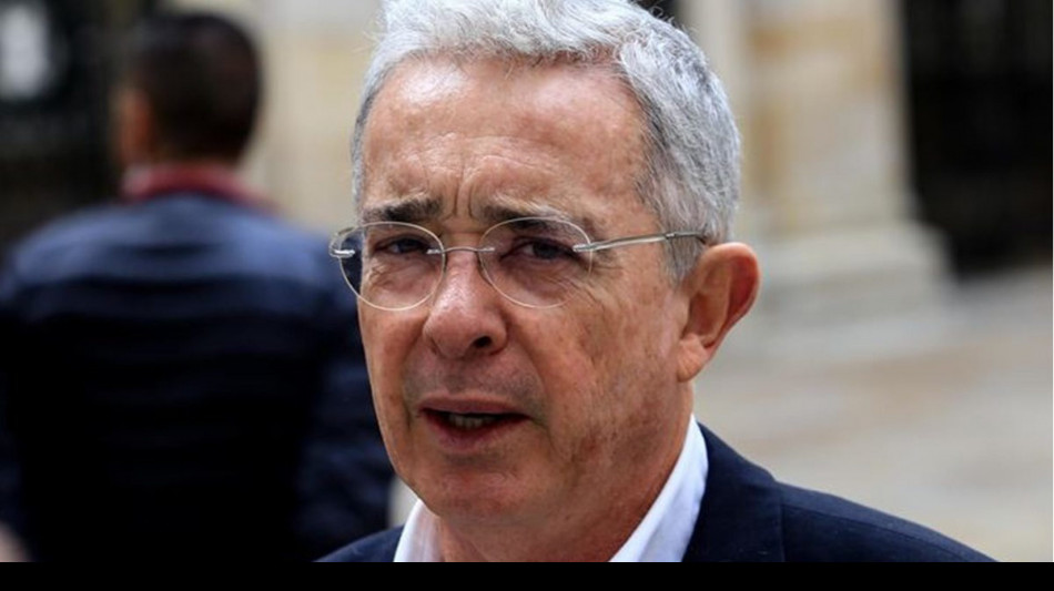 Colombia, la procura chiede la condanna per ex presidente Uribe