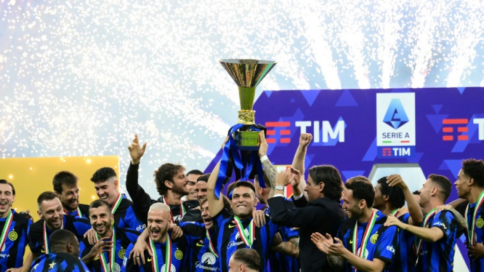 Inter recebe taça de campeão após empate com Lazio; Sassuolo é rebaixado