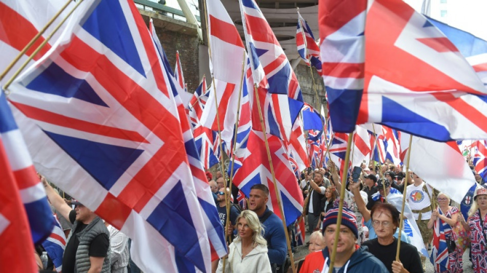 Zusammenstöße bei einwanderungsfeindlichen Protesten in Großbritannien