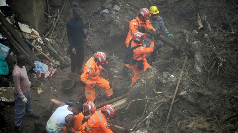 Rescatistas continúan recuperando cuerpos tras deslaves en Brasil