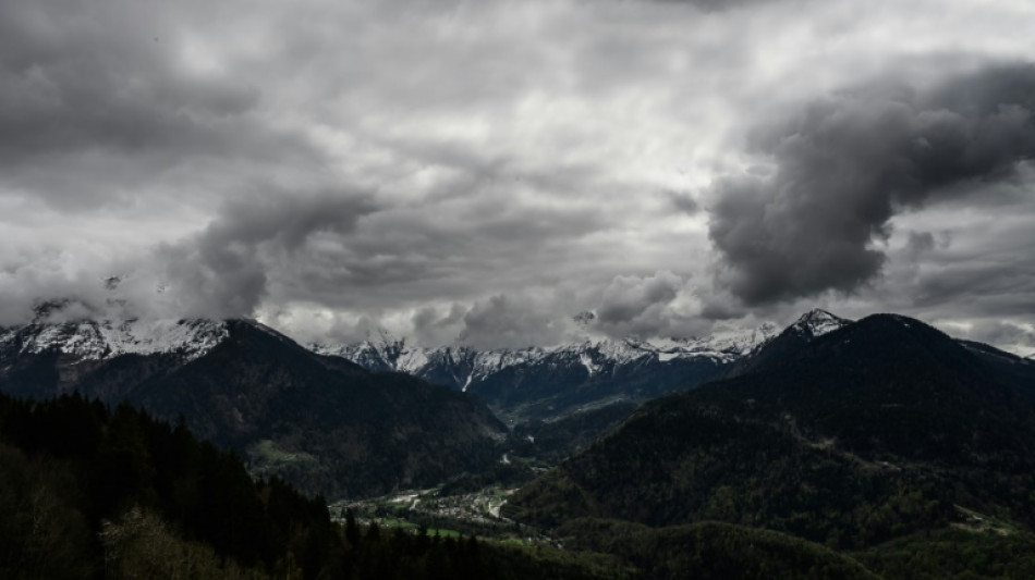 Dans la vall&eacute;e de l'Arve, le Mont-Blanc surplombe une chape de pollution