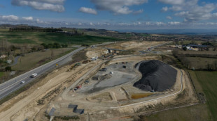 Des centaines d'anti-A69 sous la pluie contre un mod&egrave;le "qui va dans le mur"