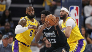 Grizzlies hold off Lakers to level series 1-1