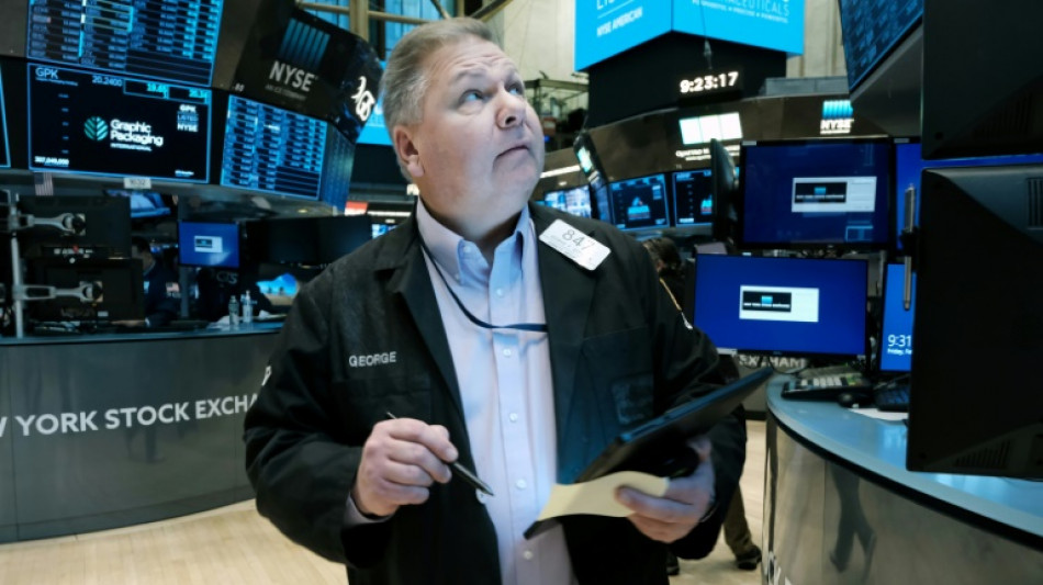 Wall Street termine en baisse, prisonnière de l'incertitude