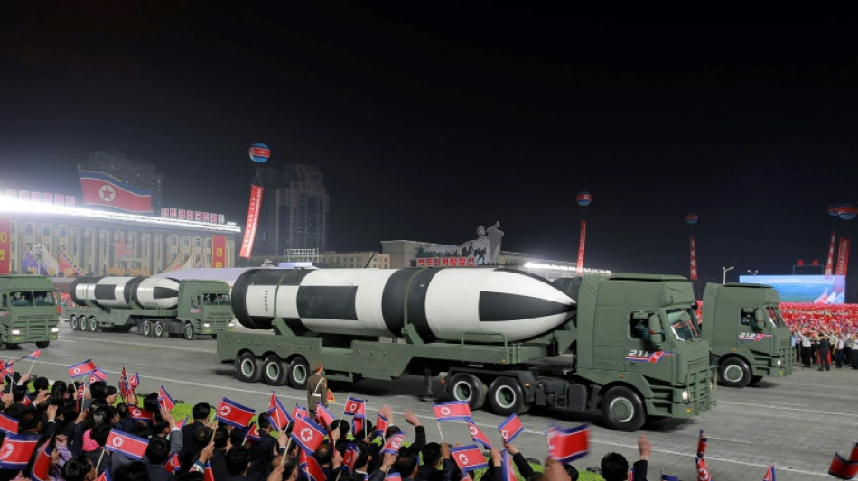 La televisión estatal norcoreana difunde imágenes de un desfile militar