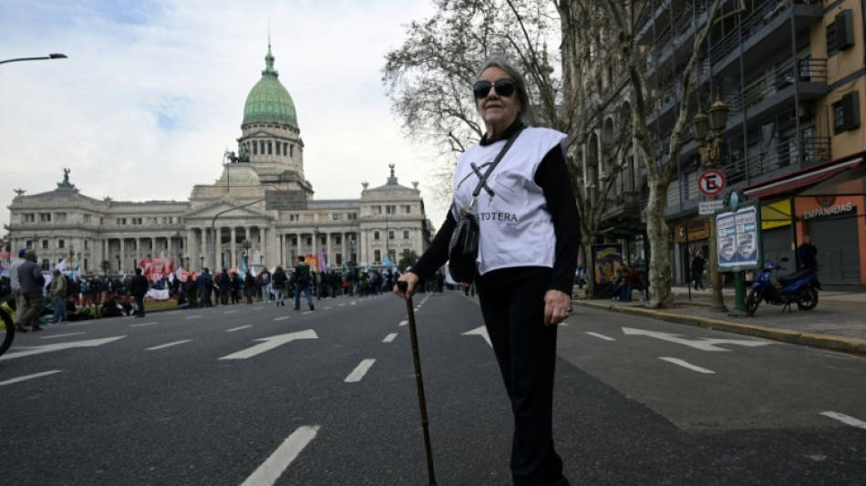 Jubilados en la trinchera: la protesta semanal que desaf&iacute;a al gobierno de Milei