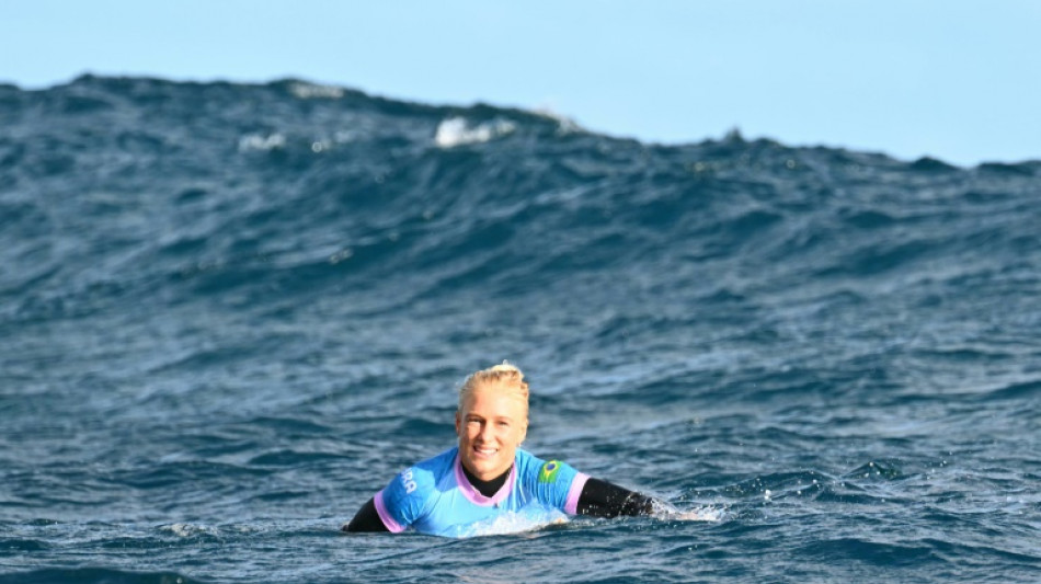 Tati Weston-Webb vence e vai &agrave;s semis do surfe de Paris-2024; Luana Silva &eacute; eliminada