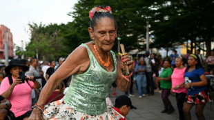Dança volta às ruas de El Salvador após novas medidas de segurança