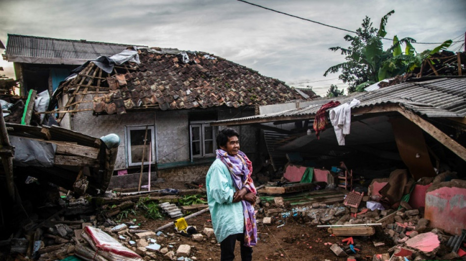 B&uacute;squeda de supervivientes en Indonesia tras sismo que mat&oacute; a 268 personas